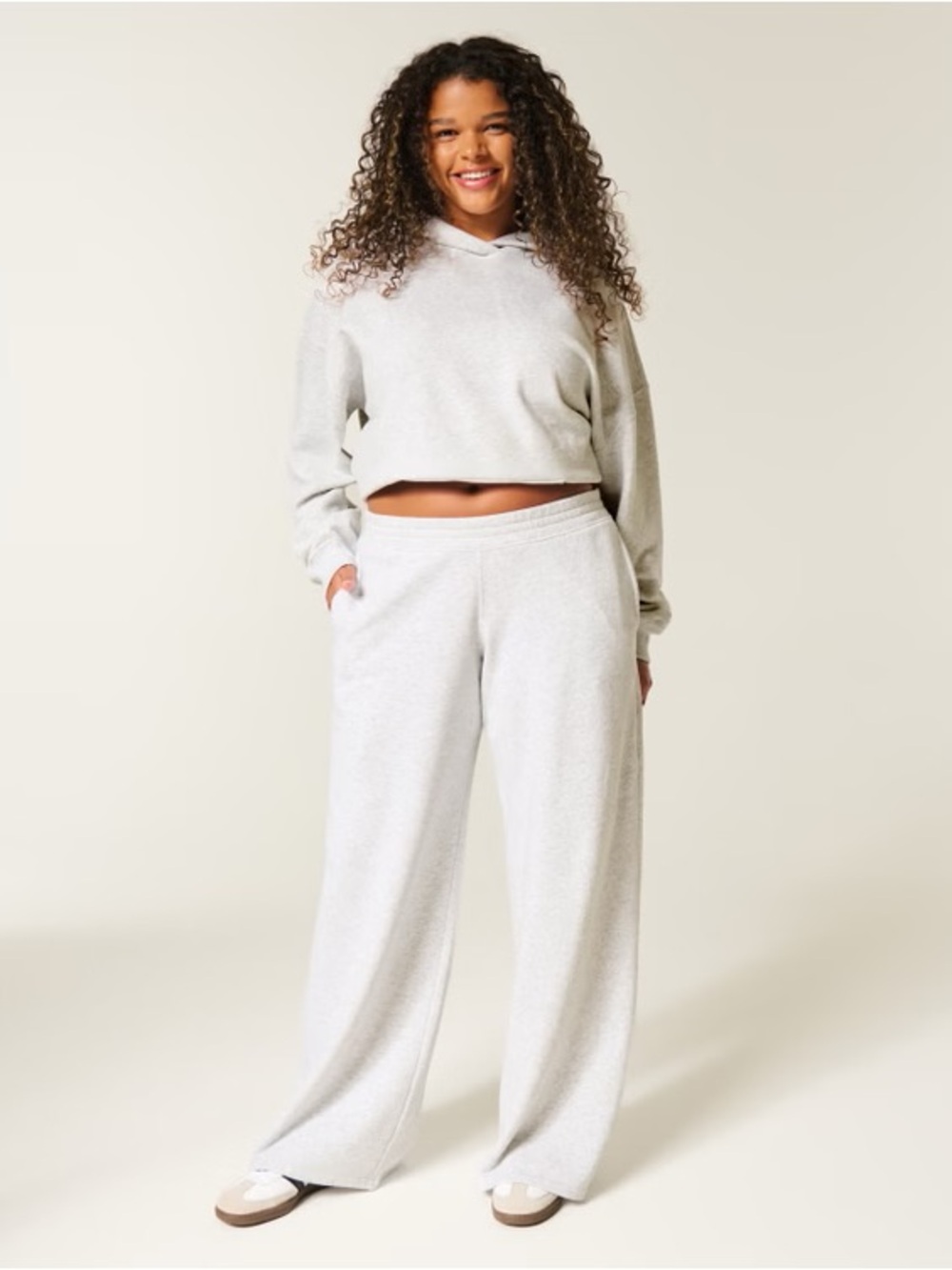 Hollister Feel Good Baggy
Sweatpants Light Gray Joggers
NWT Size S